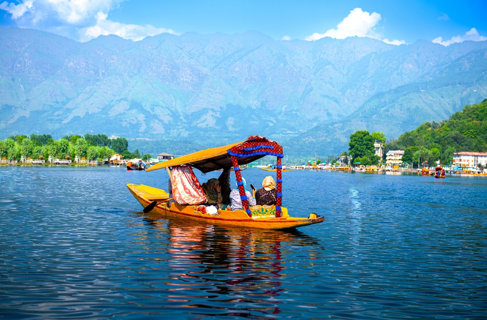 Dal,Lake,And,The,Beautiful,Mountain,Range,In,The,Background